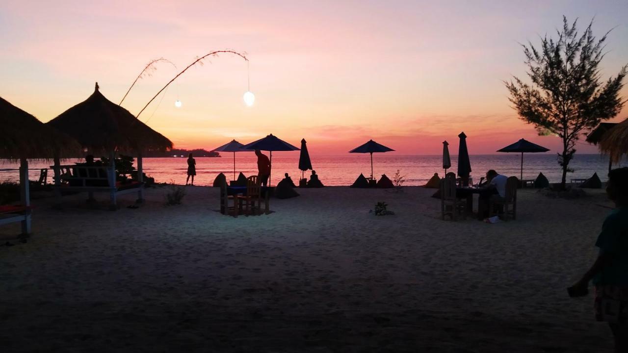 Sunset Beach Bungalow Gili Meno Exterior photo