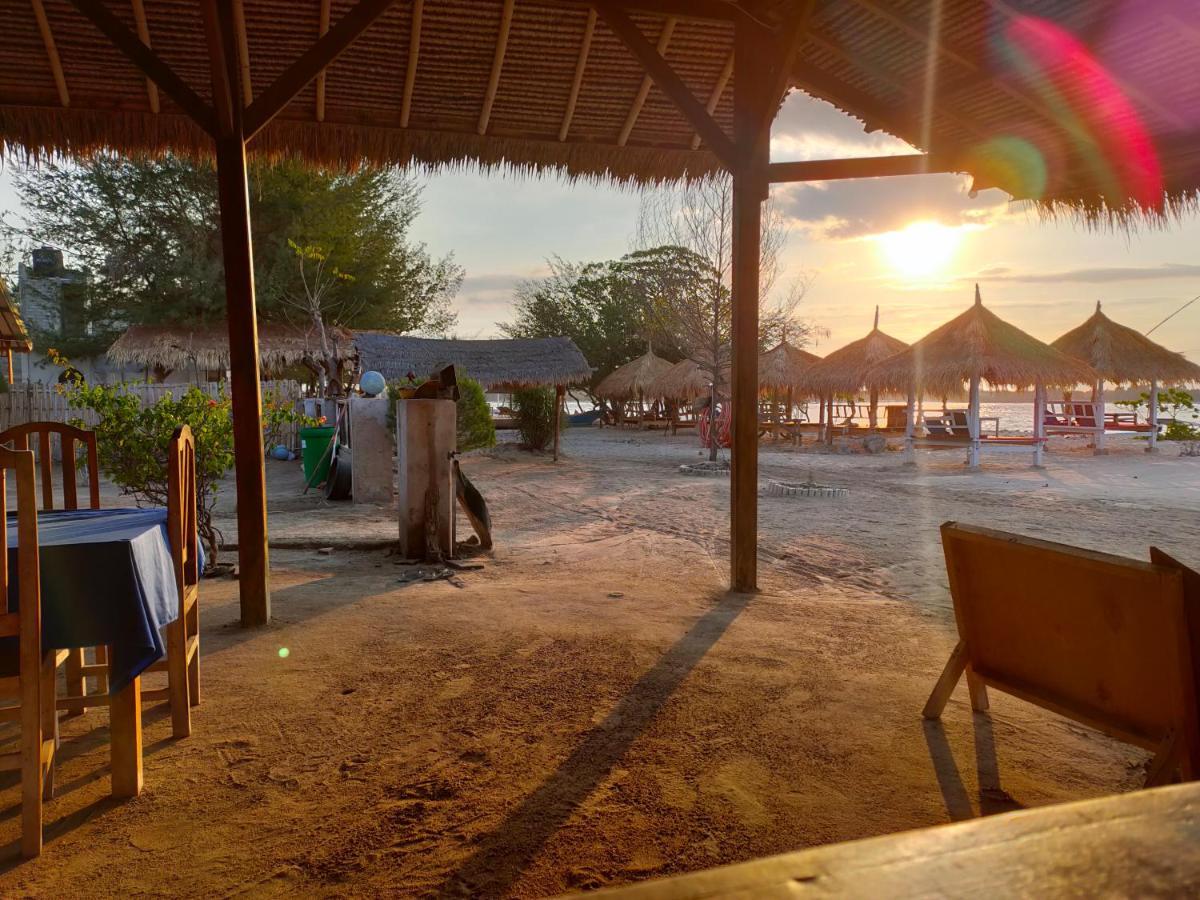 Sunset Beach Bungalow Gili Meno Exterior photo